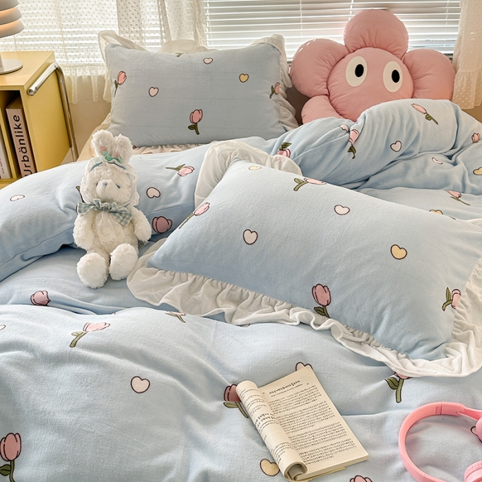 91家纺网 家纺一手货源 找家纺 昔可 2023新款韩系ins花边款牛奶绒四件套 奶蓝爱心郁金香