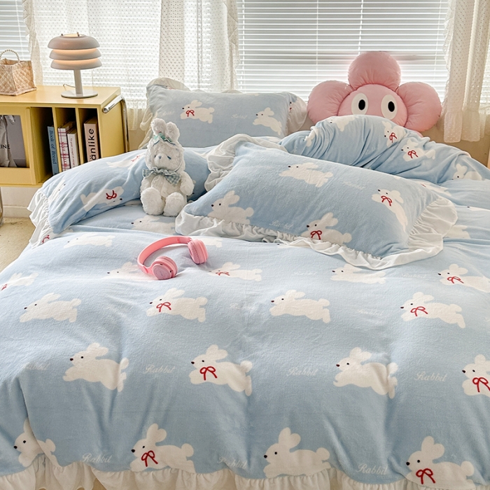 91家纺网 家纺一手货源 找家纺 昔可 2023新款韩系ins花边款牛奶绒四件套 丝带小兔蓝