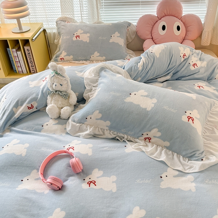 91家纺网 家纺一手货源 找家纺 昔可 2023新款韩系ins花边款牛奶绒四件套 丝带小兔蓝