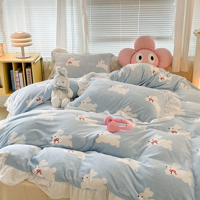 91家纺网 家纺一手货源 找家纺 昔可 2023新款韩系ins花边款牛奶绒四件套 丝带小兔蓝