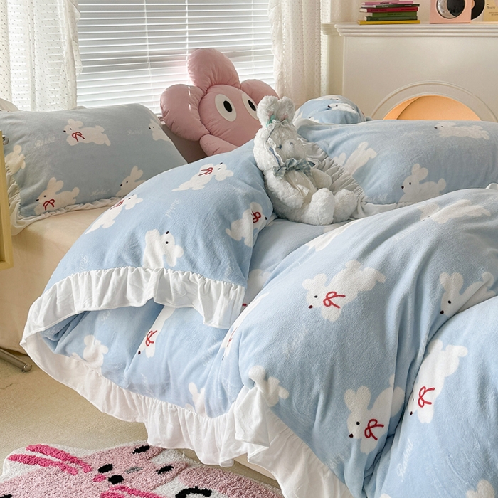 91家纺网 家纺一手货源 找家纺 昔可 2023新款韩系ins花边款牛奶绒四件套 丝带小兔蓝