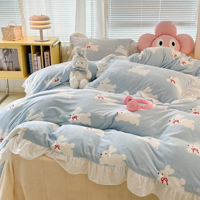 91家纺网 家纺一手货源 找家纺 昔可 2023新款韩系ins花边款牛奶绒四件套 丝带小兔蓝