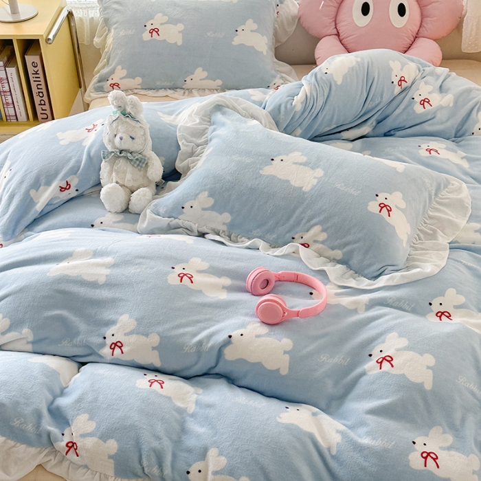 91家纺网 家纺一手货源 找家纺 昔可 2023新款韩系ins花边款牛奶绒四件套 丝带小兔蓝