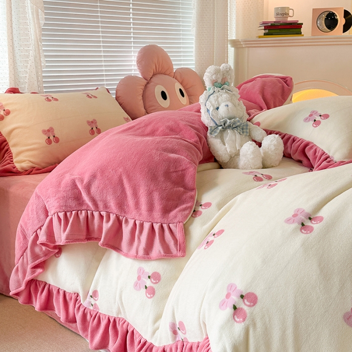 91家纺网 家纺一手货源 找家纺 昔可 2023新款韩系ins花边款牛奶绒四件套 一口樱桃