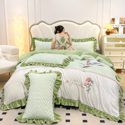 91家纺网 家纺一手货源 找家纺 苏米娜9.5斤小香风加厚兔毛绒牛奶绒拼接工艺款刺绣花四件套皮草绒兔兔绒