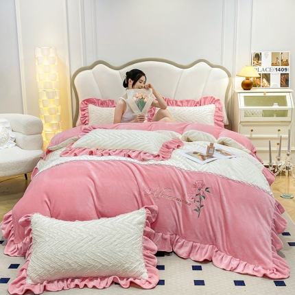 91家纺网 家纺一手货源 找家纺 苏米娜9.5斤小香风加厚兔毛绒牛奶绒拼接工艺款刺绣花四件套皮草绒兔兔绒