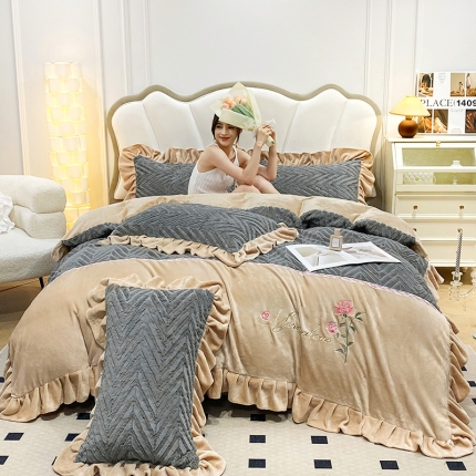 91家纺网 家纺一手货源 找家纺 苏米娜9.5斤小香风加厚兔毛绒牛奶绒拼接工艺款刺绣花四件套皮草绒兔兔绒