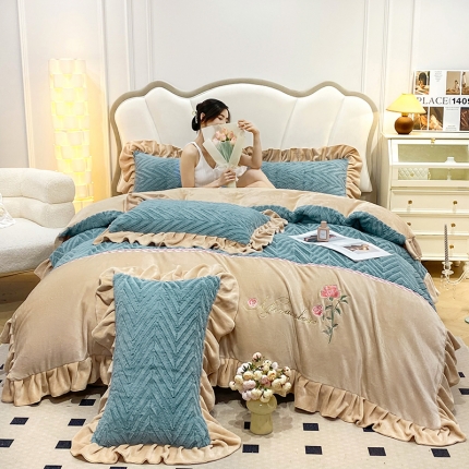 91家纺网 家纺一手货源 找家纺 苏米娜9.5斤小香风加厚兔毛绒牛奶绒拼接工艺款刺绣花四件套皮草绒兔兔绒