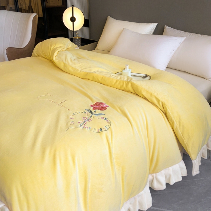 91家纺网 家纺一手货源 找家纺 7v 2023新款牛奶绒韩版花边刺绣被套法兰绒宝宝绒兔绒单被套 偏爱-嫩黄