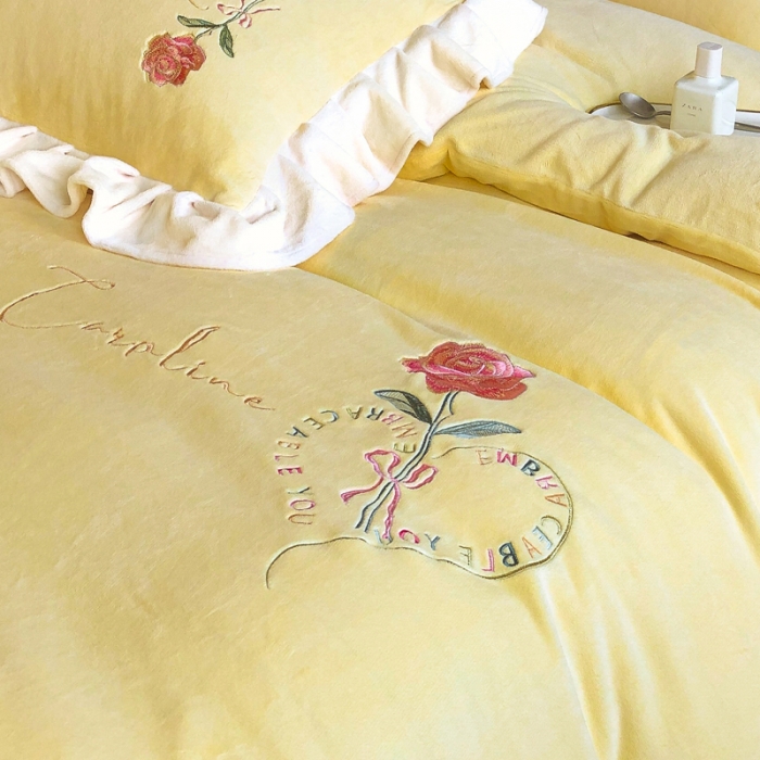 91家纺网 家纺一手货源 找家纺 7v 2023新款牛奶绒韩版花边刺绣被套法兰绒宝宝绒兔绒单被套 偏爱-嫩黄