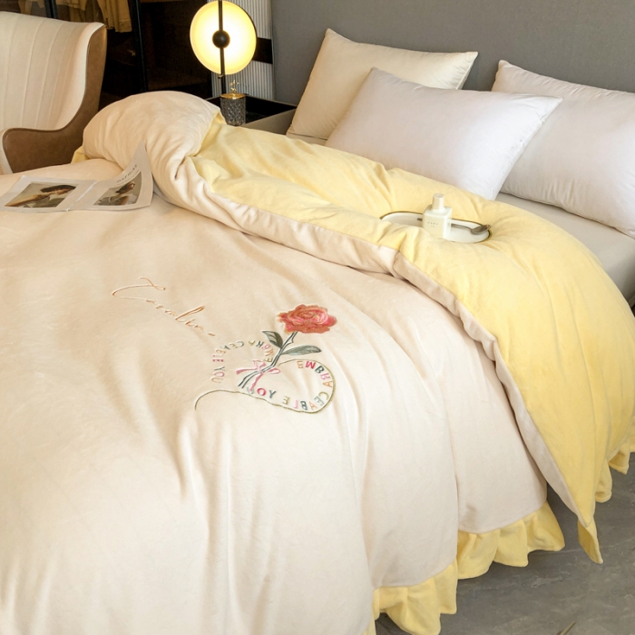 91家纺网 家纺一手货源 找家纺 7v 2023新款牛奶绒韩版花边刺绣被套法兰绒宝宝绒兔绒单被套 偏爱-暖白+嫩黄