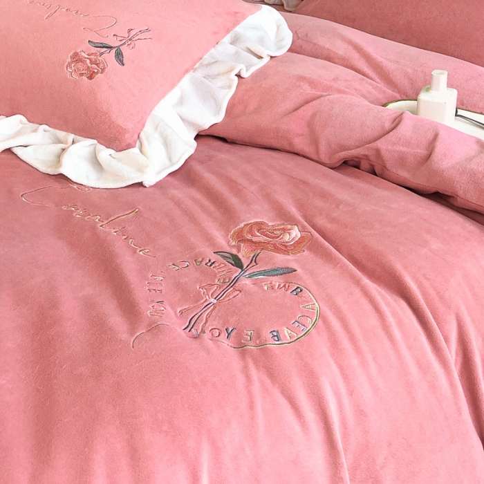 91家纺网 家纺一手货源 找家纺 7v 2023牛奶绒韩版花边刺绣被套法兰绒宝宝绒兔绒单被套 偏爱-浅粉