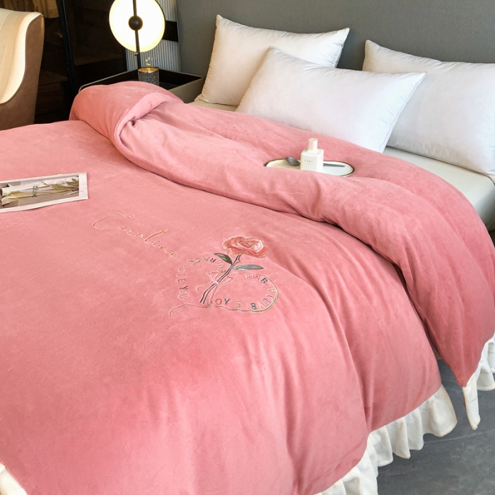 91家纺网 家纺一手货源 找家纺 7v 2023牛奶绒韩版花边刺绣被套法兰绒宝宝绒兔绒单被套 偏爱-浅粉