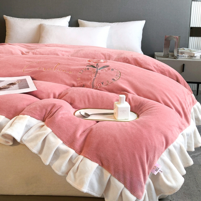 91家纺网 家纺一手货源 找家纺 7v 2023牛奶绒韩版花边刺绣被套法兰绒宝宝绒兔绒单被套 偏爱-浅粉