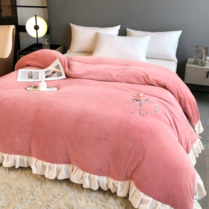 91家纺网 家纺一手货源 找家纺 7v 2023牛奶绒韩版花边刺绣被套法兰绒宝宝绒兔绒单被套 偏爱-浅粉