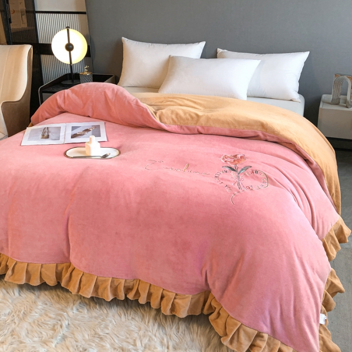 91家纺网 家纺一手货源 找家纺 7v 2023新款牛奶绒韩版花边刺绣被套法兰绒宝宝绒兔绒单被套 偏爱-浅粉+浅驼