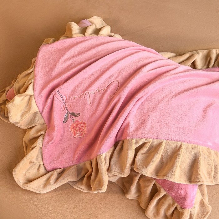 91家纺网 家纺一手货源 找家纺 7v 2023新款牛奶绒韩版花边刺绣被套法兰绒宝宝绒兔绒单被套 偏爱-浅粉+浅驼