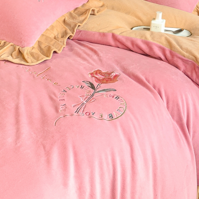 91家纺网 家纺一手货源 找家纺 7v 2023新款牛奶绒韩版花边刺绣被套法兰绒宝宝绒兔绒单被套 偏爱-浅粉+浅驼