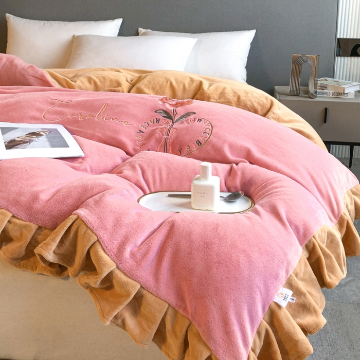 91家纺网 家纺一手货源 找家纺 7v 2023新款牛奶绒韩版花边刺绣被套法兰绒宝宝绒兔绒单被套 偏爱-浅粉+浅驼