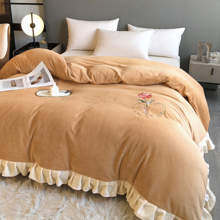 91家纺网 家纺一手货源 找家纺 7v 2023新款牛奶绒韩版花边刺绣被套法兰绒宝宝绒兔绒单被套 偏爱-浅驼