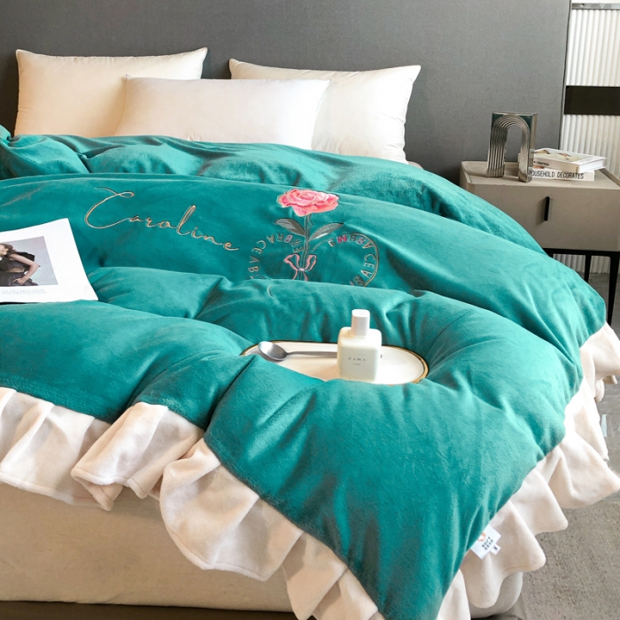 91家纺网 家纺一手货源 找家纺 7v 2023新款牛奶绒韩版花边刺绣被套法兰绒宝宝绒兔绒单被套 偏爱-雾绿