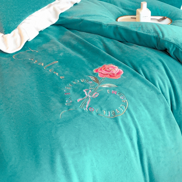 91家纺网 家纺一手货源 找家纺 7v 2023新款牛奶绒韩版花边刺绣被套法兰绒宝宝绒兔绒单被套 偏爱-雾绿