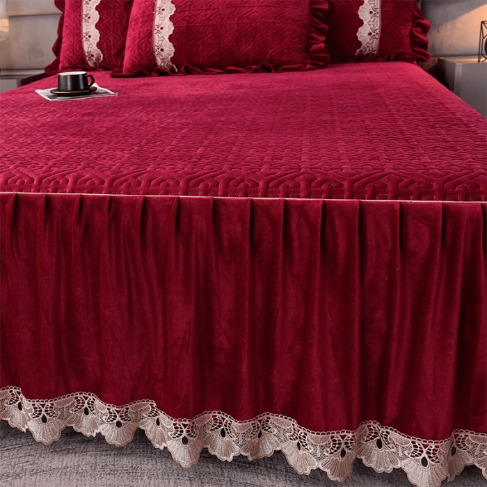 91家纺网 家纺一手货源 找家纺 忘忧草 2023新款安娜系列婴儿绒夹棉浪漫花边床裙 安娜-亮酒红