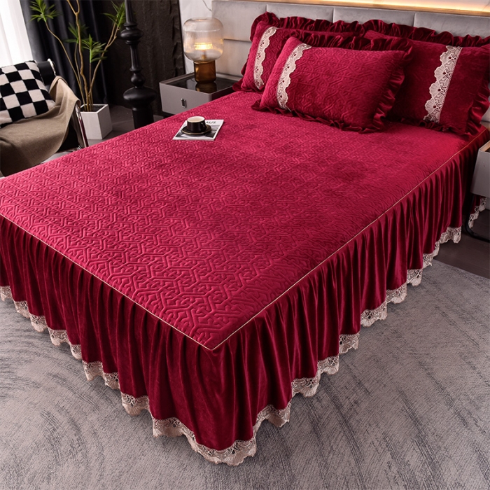 91家纺网 家纺一手货源 找家纺 忘忧草 2023新款安娜系列婴儿绒夹棉浪漫花边床裙 安娜-亮酒红