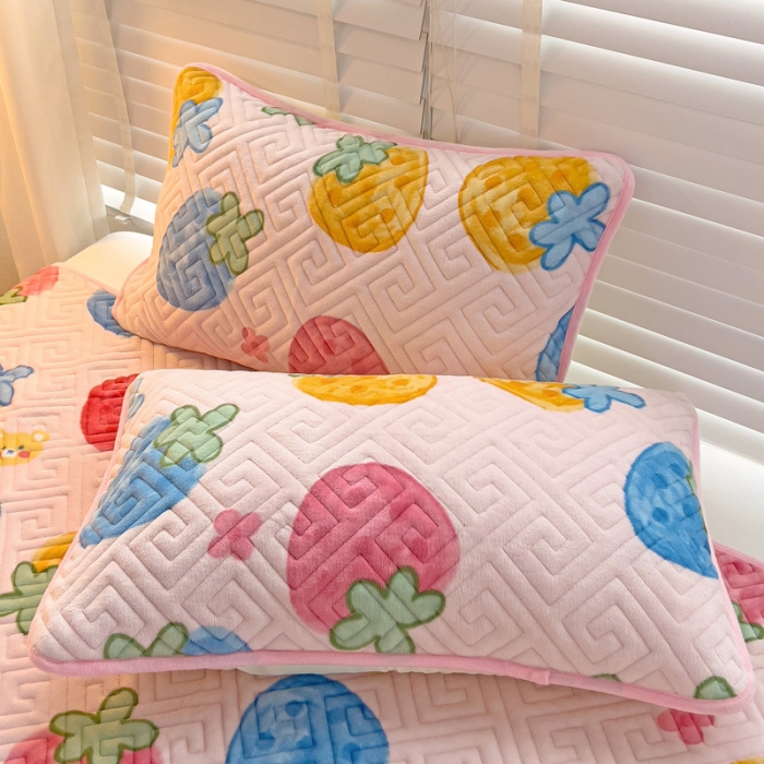 91家纺网 家纺一手货源 找家纺 羽爱 2024新款棉加绒床盖套件 草莓乐园