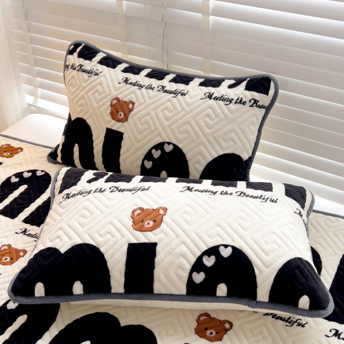 91家纺网 家纺一手货源 找家纺 羽爱 2024新款棉加绒床盖套件 迷你熊-黑