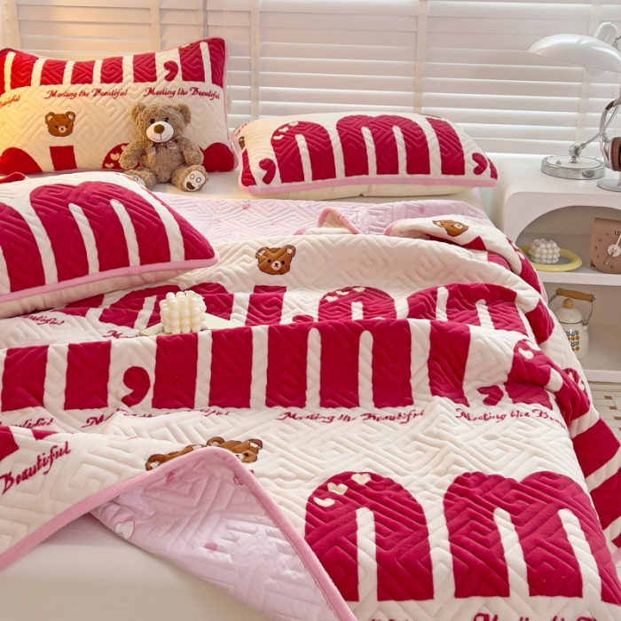 91家纺网 家纺一手货源 找家纺 羽爱 2024新款棉加绒床盖套件 迷你熊-红