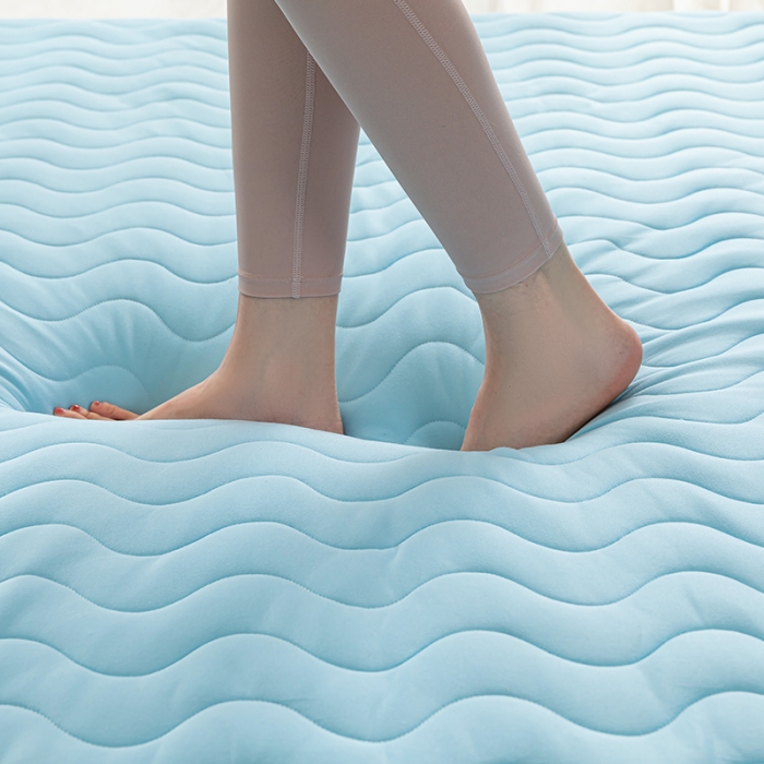 91家纺网 家纺一手货源 找家纺 元昊 2025新款A类牛奶丝波浪款纯色乳胶学生床垫 波浪-元气浅蓝
