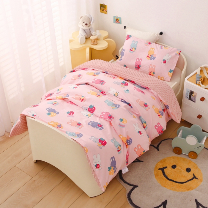 91家纺网 家纺一手货源 找家纺 鱼宝 2023新款全棉可拆洗豆豆被套 草莓小兔