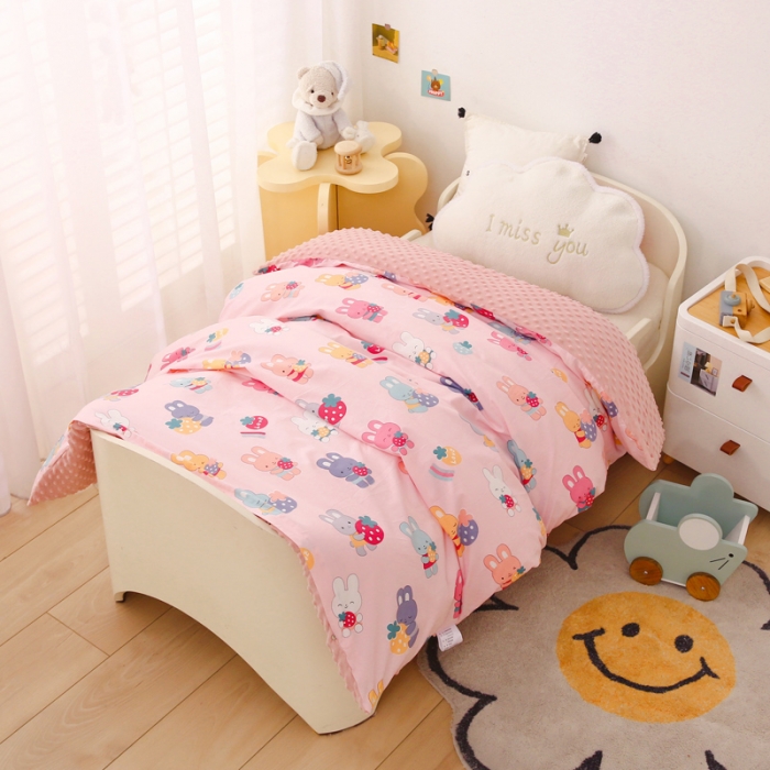 91家纺网 家纺一手货源 找家纺 鱼宝 2023新款全棉可拆洗豆豆被套 草莓小兔