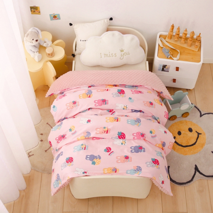 91家纺网 家纺一手货源 找家纺 鱼宝 2023新款全棉可拆洗豆豆被套 草莓小兔