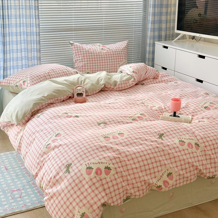 91家纺网 家纺一手货源 找家纺 昔可 2023新款全棉可爱动物卡通印花四件套 格子甜草莓