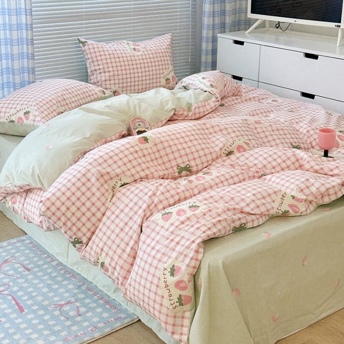 91家纺网 家纺一手货源 找家纺 昔可 2023新款全棉可爱动物卡通印花四件套 格子甜草莓