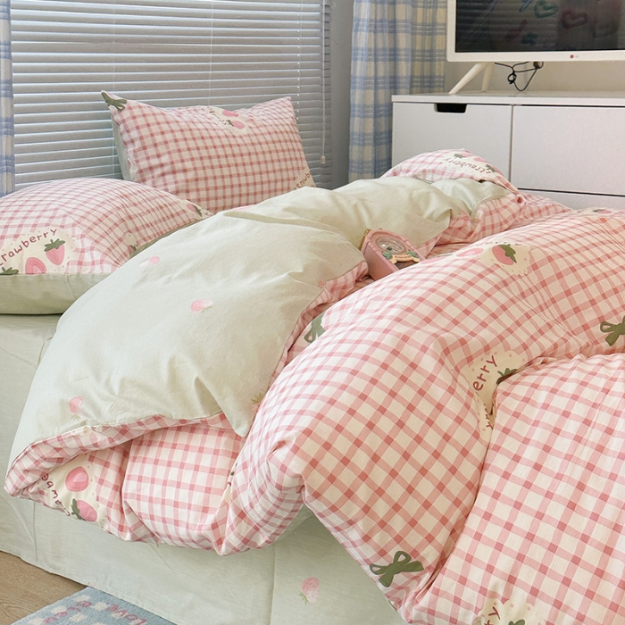 91家纺网 家纺一手货源 找家纺 昔可 2023新款全棉可爱动物卡通印花四件套 格子甜草莓