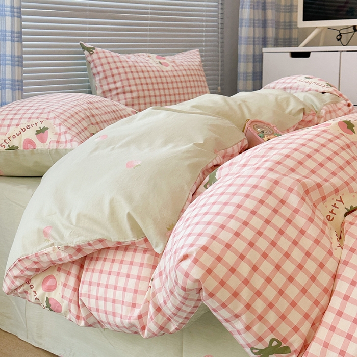 91家纺网 家纺一手货源 找家纺 昔可 2023新款全棉可爱动物卡通印花四件套 格子甜草莓