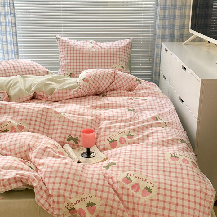 91家纺网 家纺一手货源 找家纺 昔可 2023新款全棉可爱动物卡通印花四件套 格子甜草莓