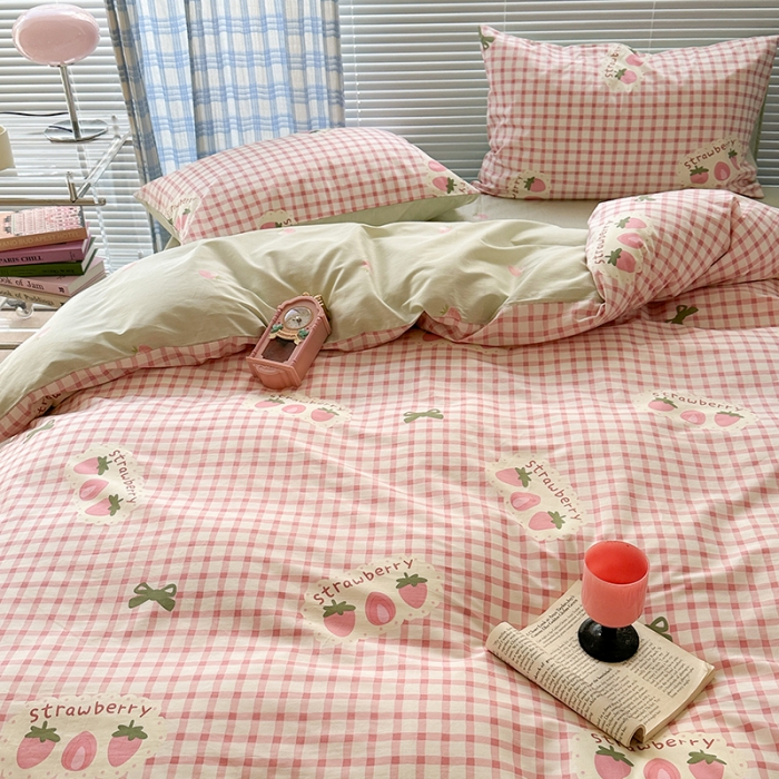 91家纺网 家纺一手货源 找家纺 昔可 2023新款全棉可爱动物卡通印花四件套 格子甜草莓