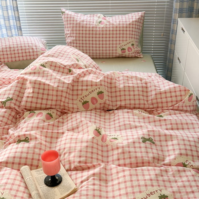 91家纺网 家纺一手货源 找家纺 昔可 2023新款全棉可爱动物卡通印花四件套 格子甜草莓