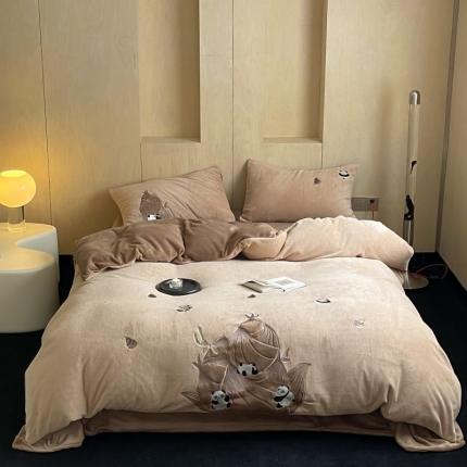 91家纺网 家纺一手货源 找家纺 风向标 A类230克亲肤舒适牛奶绒贴布绣四件套系列-夺笋熊猫 夺笋-暖木咖