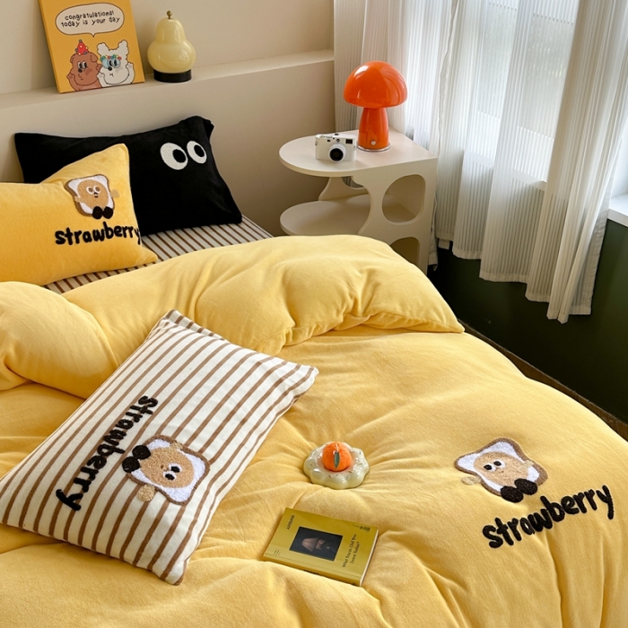 91家纺网 家纺一手货源 找家纺 柚子 2023新款高克重牛奶绒多巴胺条纹毛巾绣四件套 面包超人