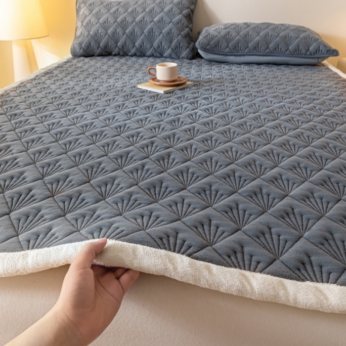 91家纺网 家纺一手货源 找家纺 鑫钰 2023秋冬新款加厚保暖牛奶绒床垫床护垫学生宿舍专用床褥子 烟花-气质灰