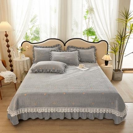 91家纺网 家纺一手货源 找家纺 宜凡 2023新款牛奶绒夹棉绗缝绣花床盖三件套 路易-简灰