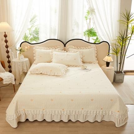 91家纺网 家纺一手货源 找家纺 宜凡 2023新款牛奶绒夹棉绗缝绣花床盖三件套 路易-奶白