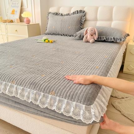 91家纺网 家纺一手货源 找家纺 （总）宜凡 2023新款牛奶绒夹棉绗缝绣花床笠三件套