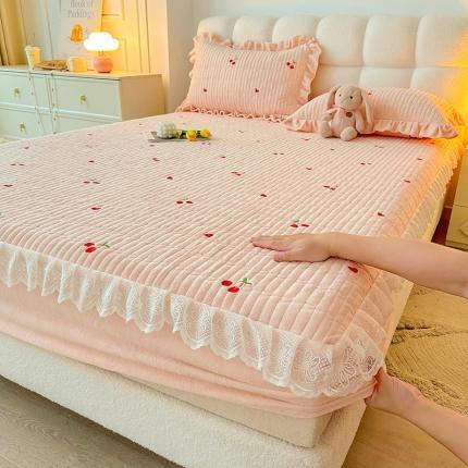 91家纺网 家纺一手货源 找家纺 （总）宜凡 2023新款牛奶绒夹棉绗缝绣花床笠三件套