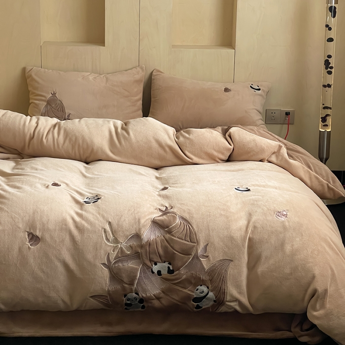 91家纺网 家纺一手货源 找家纺 安莱生活 2023年新品230克牛奶绒贴布绣系列四件套-夺笋系列 夺笋-暖木咖
